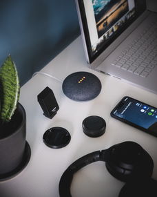 技术驱动下的现代工作空间 计算机软硬件与家具的融合